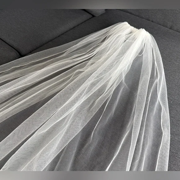 David's Bridal - Ivory Fingertip Veil - Picture 5 of 6